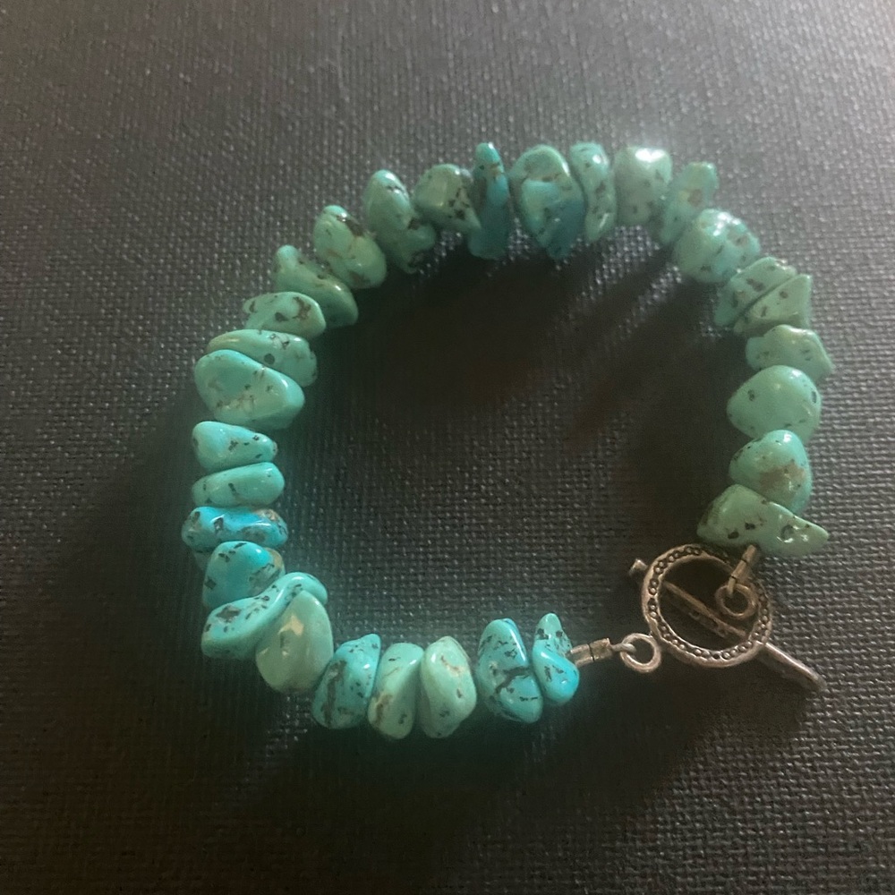 Turquoise Chip Bead Stretch Bracelet - Aqua Blue